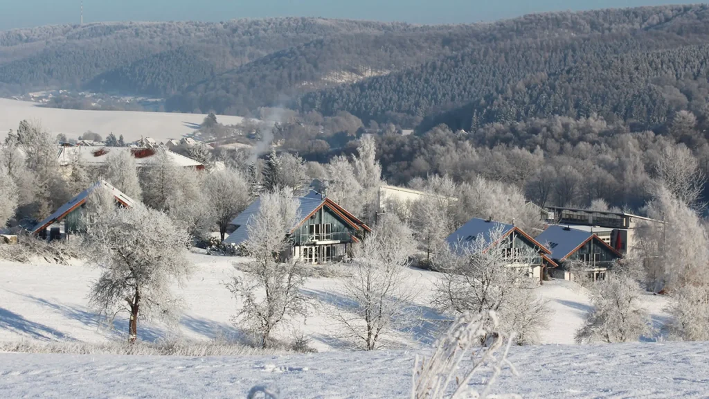 Winterlandschaft mit kleinen Ferienhäusern