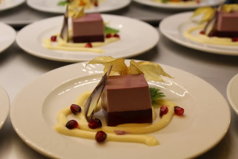 Schokoladenmousse kunstvoll auf dem Teller dekoriert