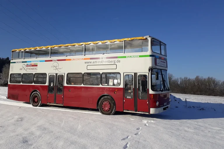 Doppeldecker-Bus auf einer zugeschneiten Wiese