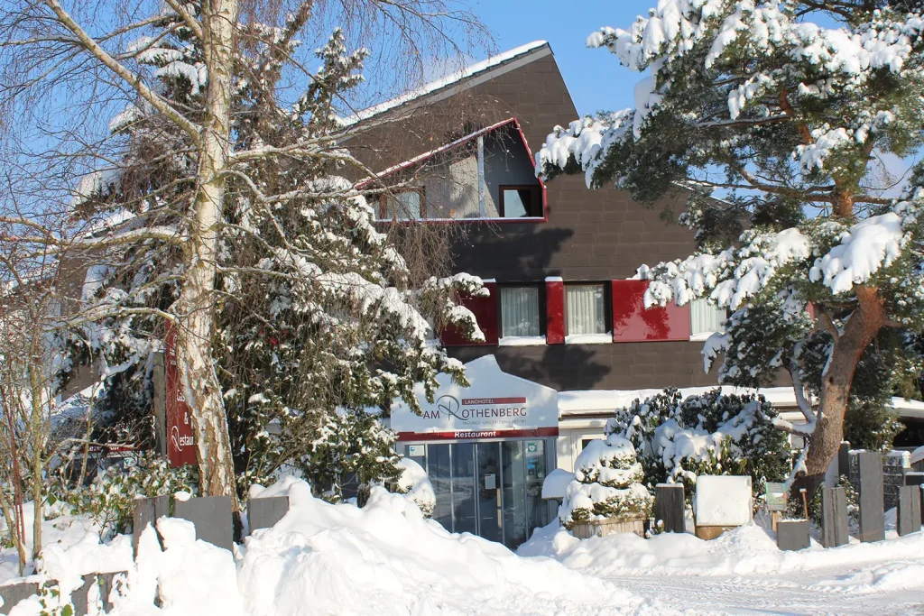 verschneiter Hoteleingang