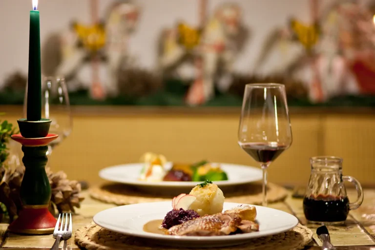 Gänsebraten mit Knödel und Rotkraut, dazu ein Glas Rotwein