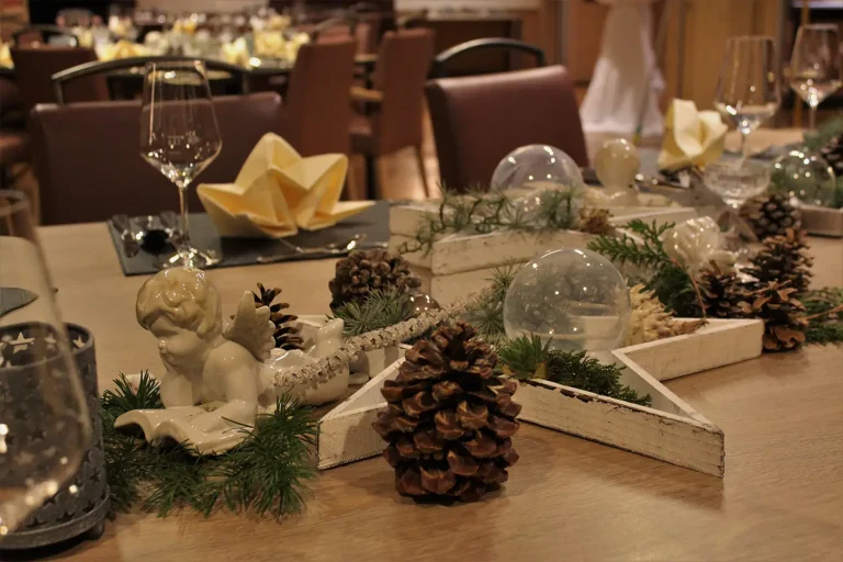 weihnachtliche Tiscjhdekoration mit Engel, Sternen und Glaskugeln