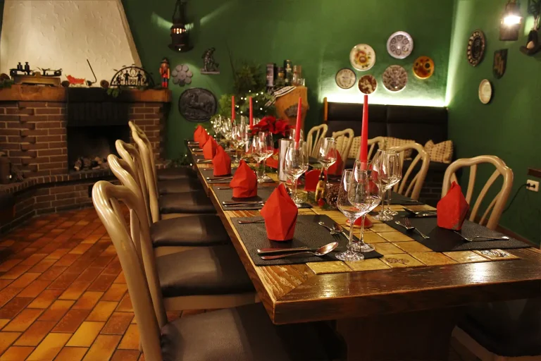 weihnachtlich gedeckte Tafel in einem gemütlichen Kaminzimmer