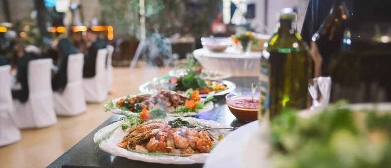 Dampfende Teller mit Meeresfrüchten und Antipasti auf einem Buffet