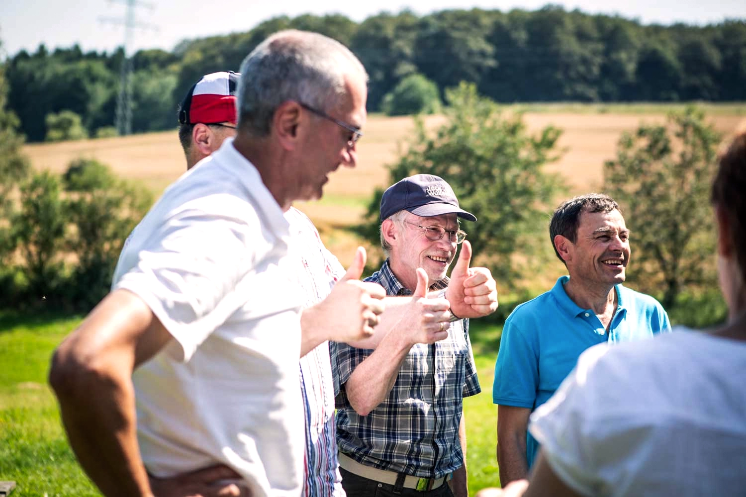 Eine Gruppe Männer auf einer Wiese