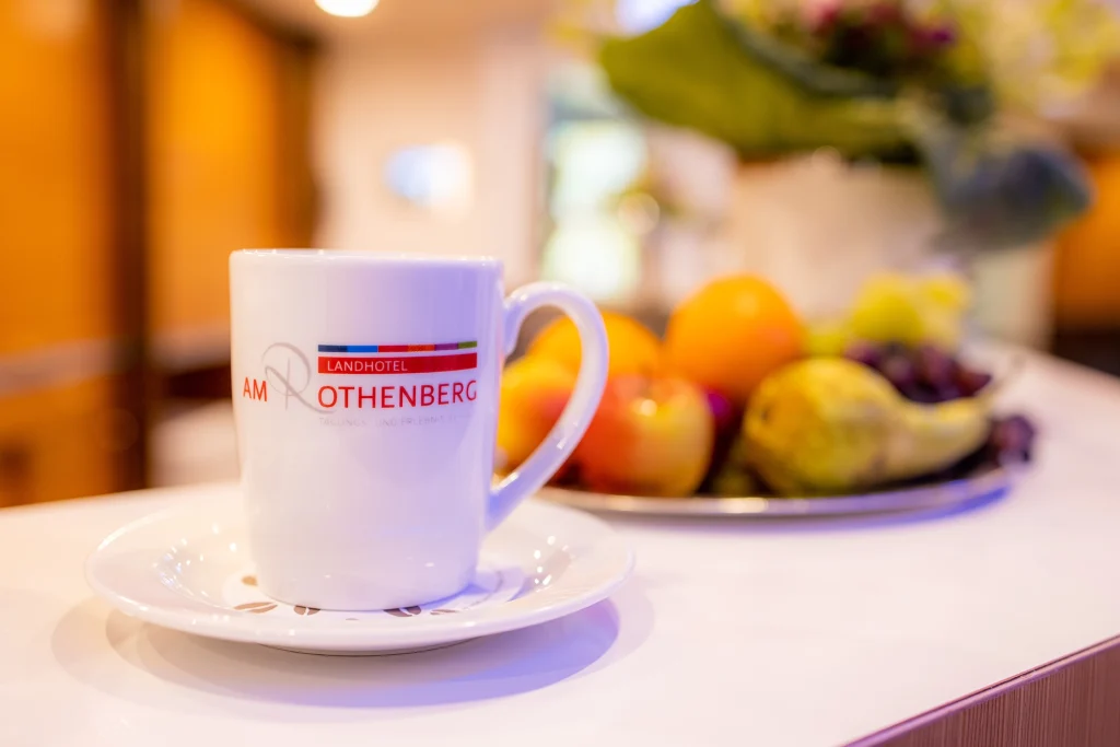 Eine Kaffeetasse und ein Obstteller