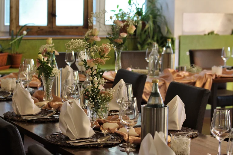 Eine feierlich gedeckte Tafel in einem Restaurant