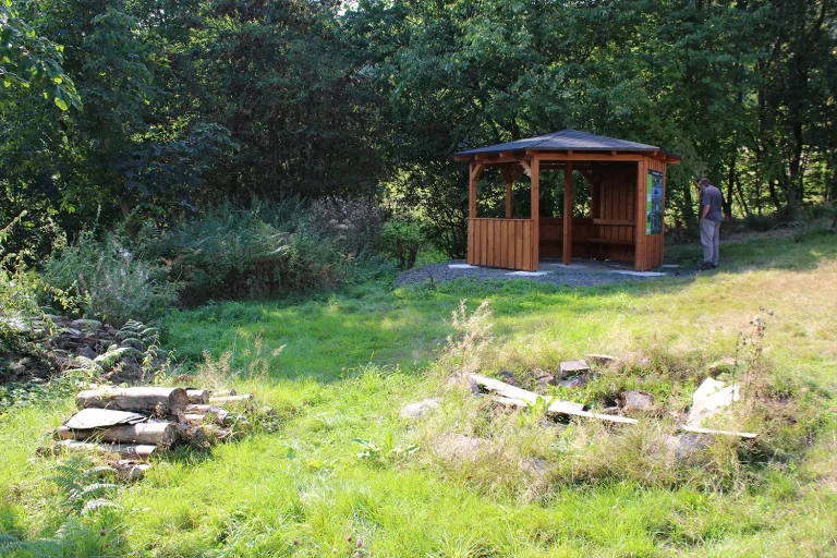 Ein Holzpavillon am Wegesrand