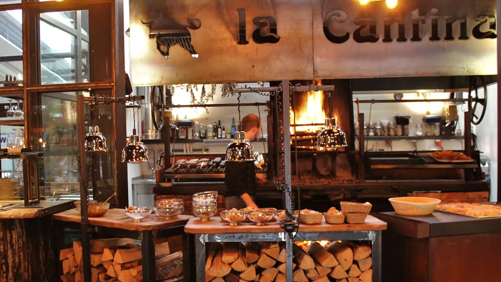 Offene Küche mit Holz-Grill