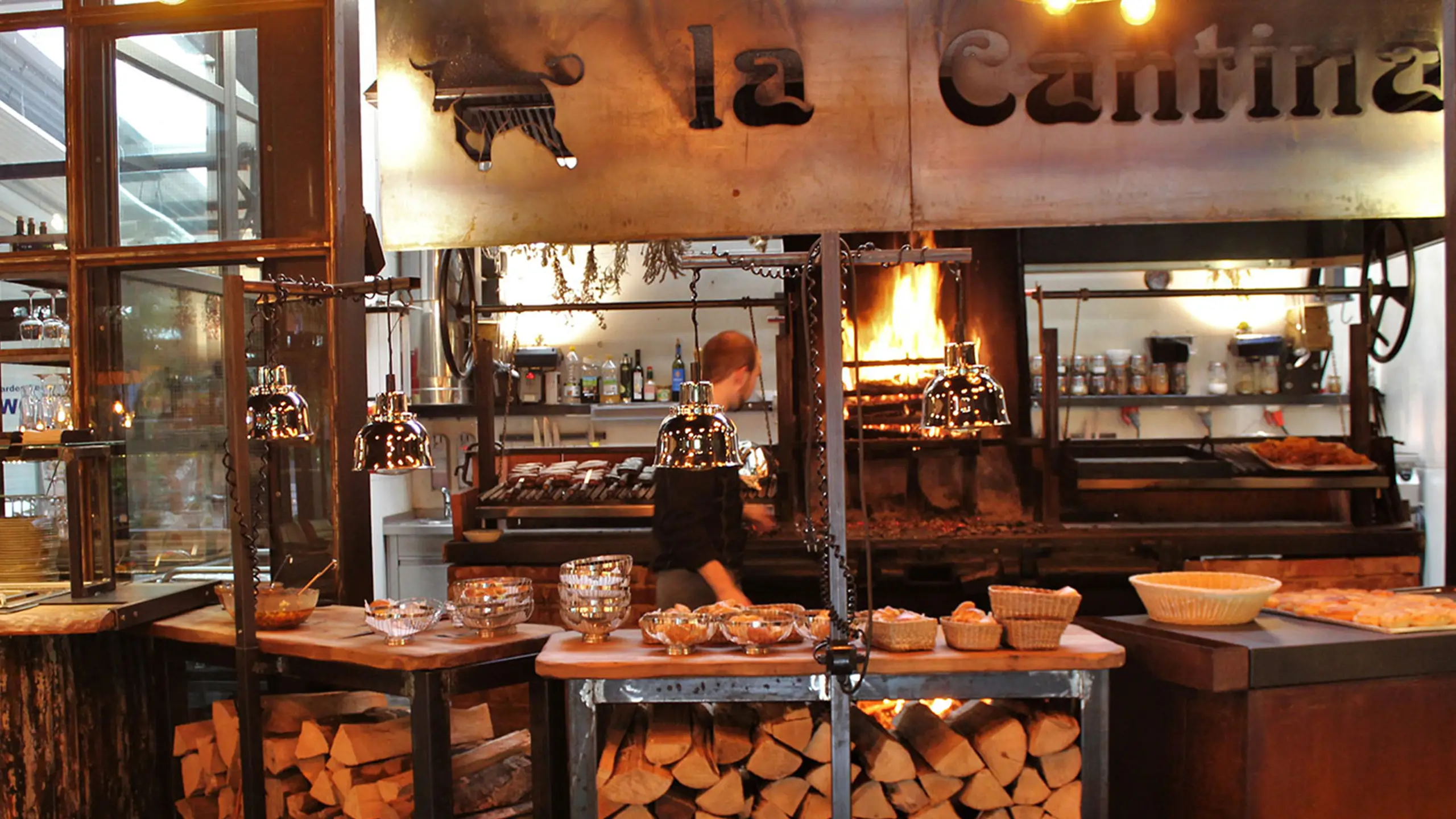 Offene Küche mit Holz-Grill