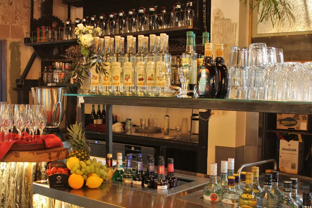 Aufgereihte Spirituosen an einer Bartheke