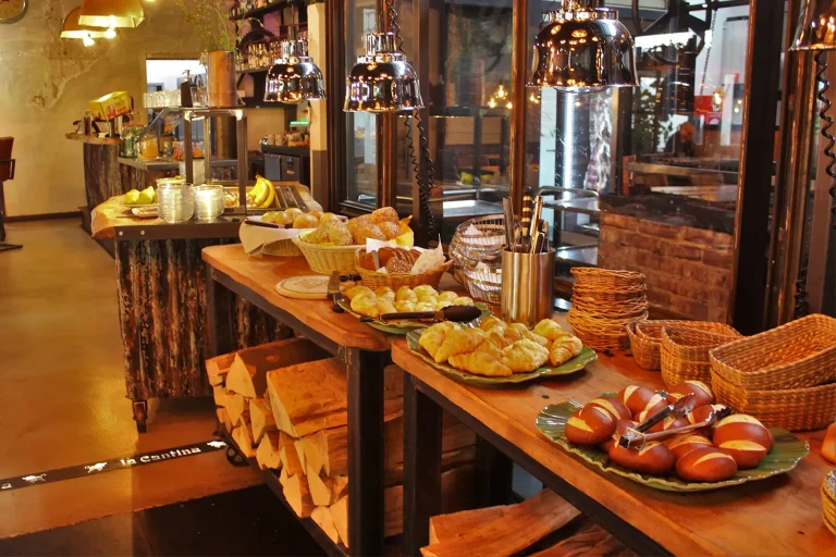Frühstücksbuffet in einem Restaurant mit Auswahl an verschiedenen Brötchen und Broten