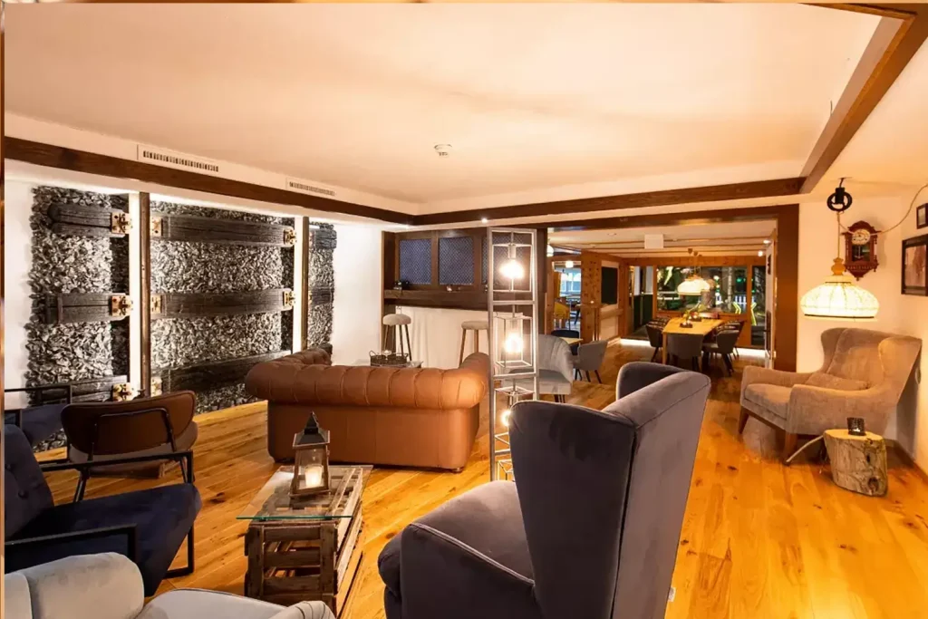 eine gemütliche Lounge mit Sofas und Sesseln und stimmungsvollem Licht