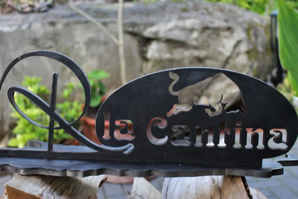 Logo Schriftzug R (estaurant) la cantina als Tischaufsteller aus Metall - R (estaurant) la cantina