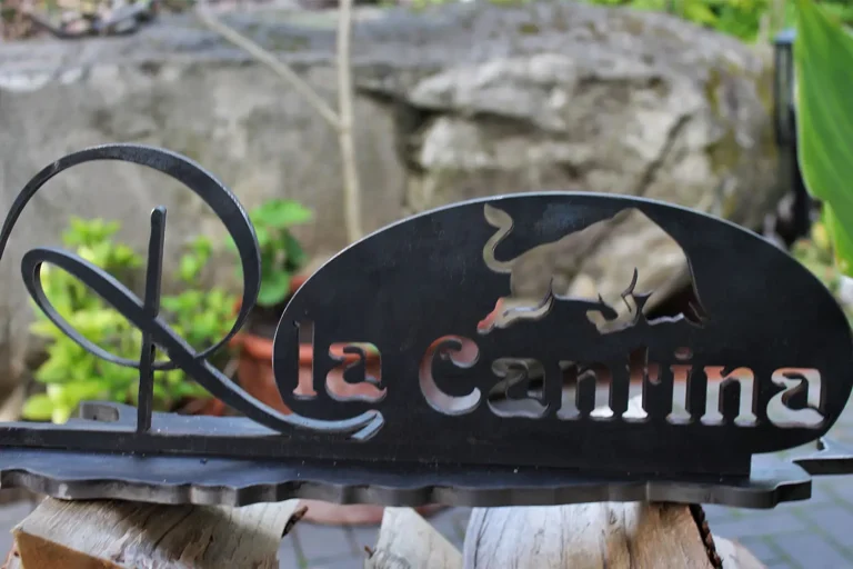 Logo Schriftzug R (estaurant) la cantina als Tischaufsteller aus Metall - R (estaurant) la cantina