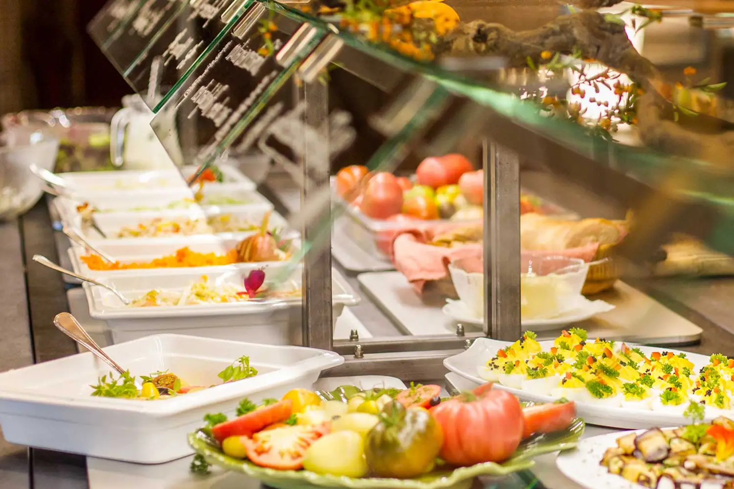 Buffet mit verschiedenen Vorspeisen zur Auswahl