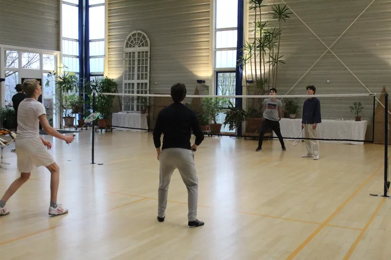 Eine Gruppe spielt Badminton in einer Halle