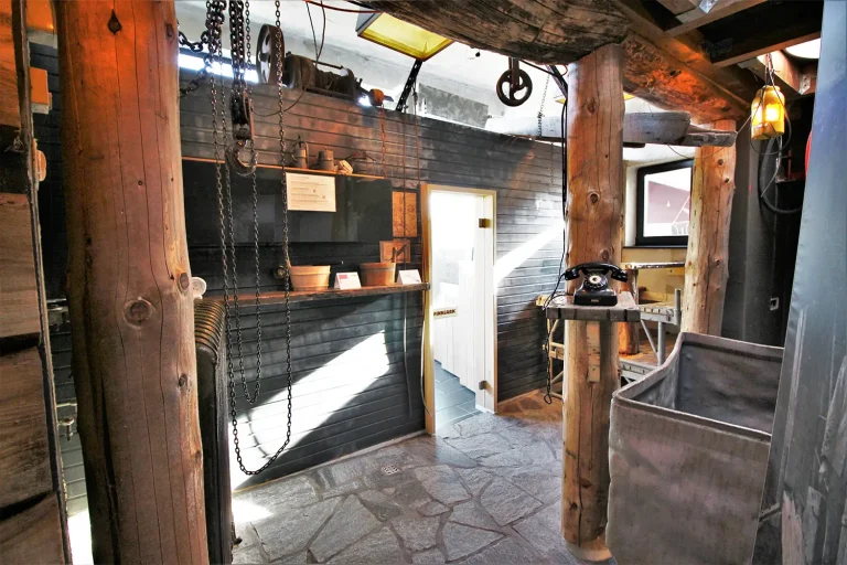 Ein mit Holz verkleideter Raum mit Holzbalken, die in der Mitte des Raum vom Boden bis zur Decke gehen