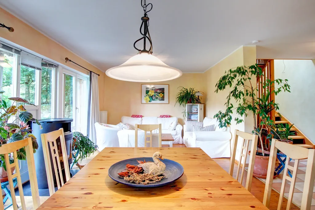 Wohn-/Essbereich mit Sofeecke, Esstisch und Kaminofen