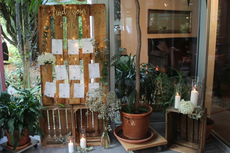 Tischplan für eine Hochzeit, der auf einer Holzpalette aufgebracht wurde