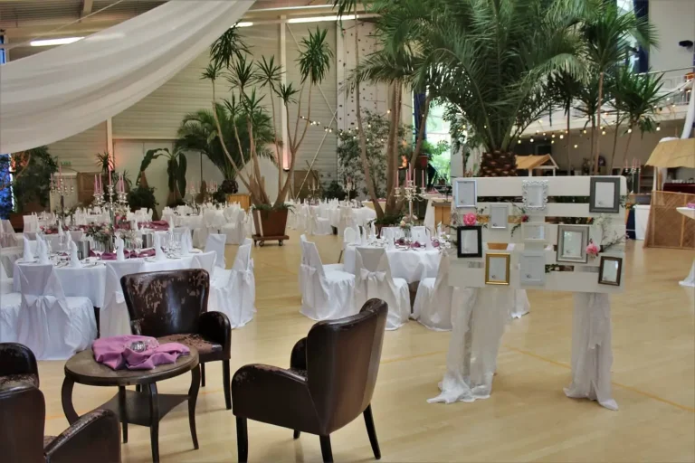 Festlich geschmückte in einer großen Halle mit Holzfußboden und Palmen