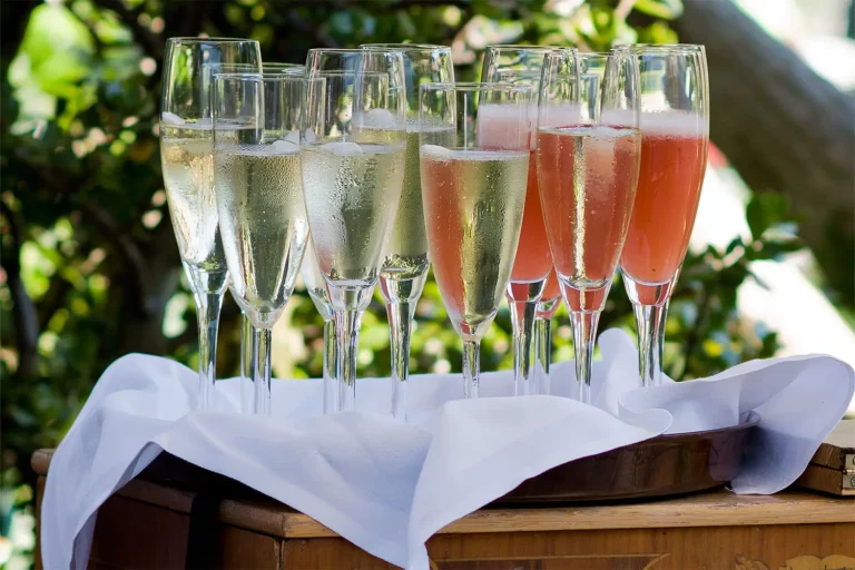 Ein Tablett mit Sektgläsern