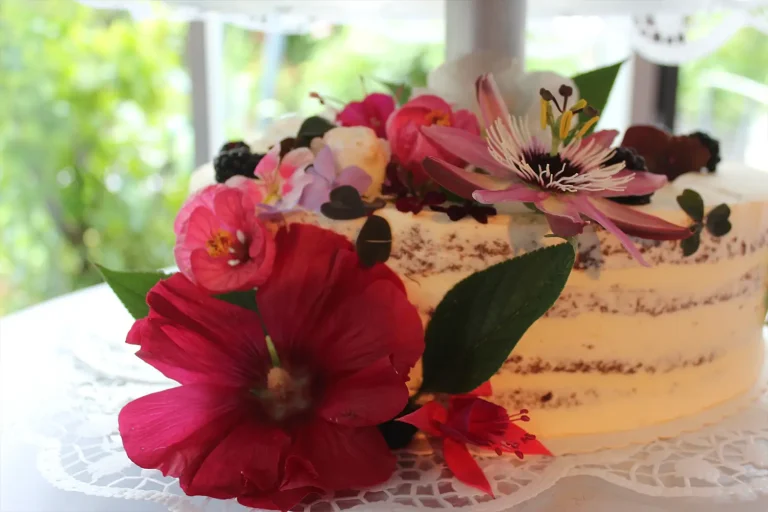 Eine mit Blüten verzierte Torte