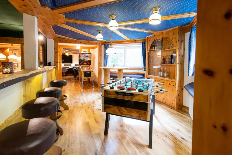 Ein rustikaler Kneipenraum mit Kicker und Flipper