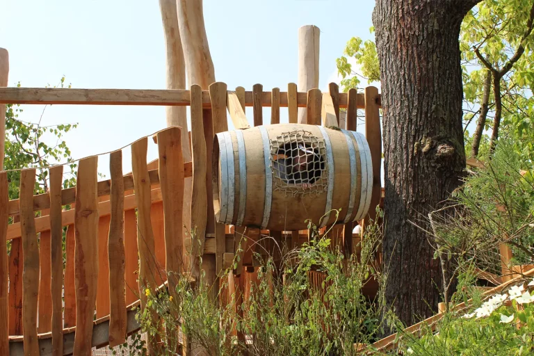 Ein Klettergerüst aus Holz mit einem Holzfass
