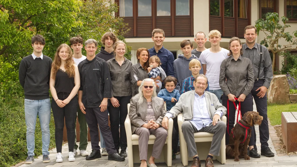 Eine Großfamilie mit drei Generationen und Hund