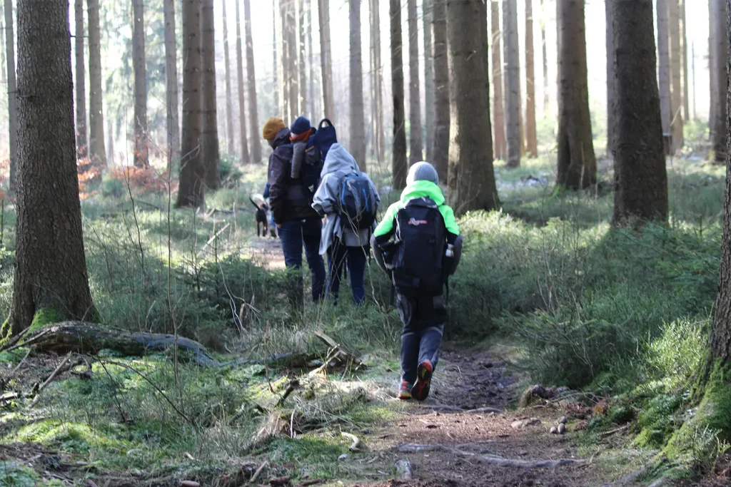 Eine Familie bei einer Wanderung durch den Wald
