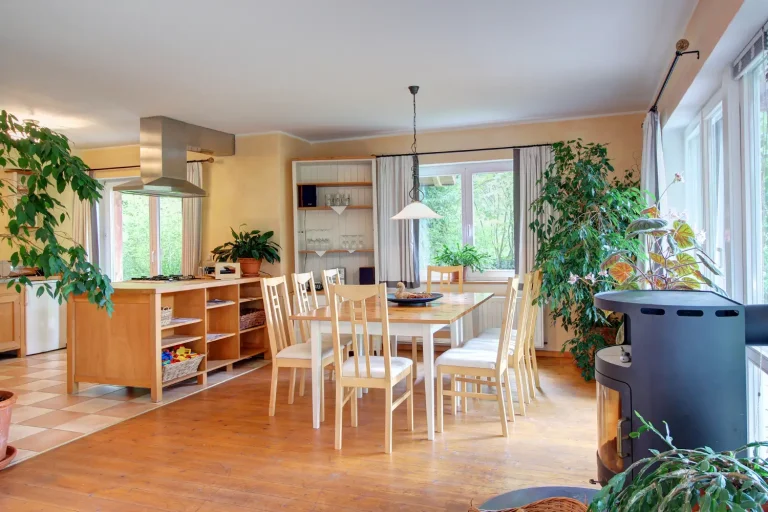 Essbereich in einer großen offenen Küche mit Platz für acht Personen