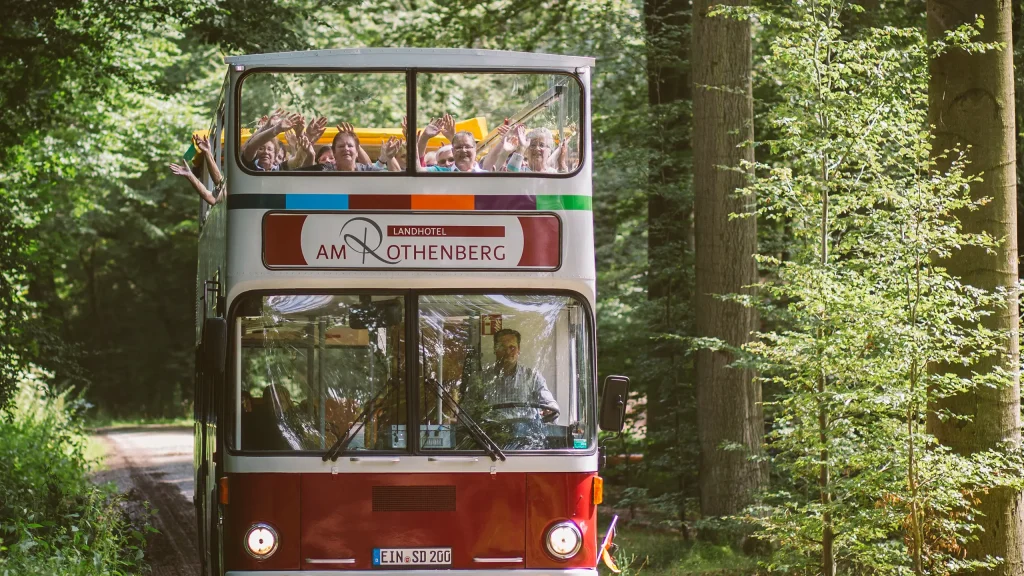 Eine Ausflugsgruppe unterwegs in einem Doppeldecker-Cabrio-Bus