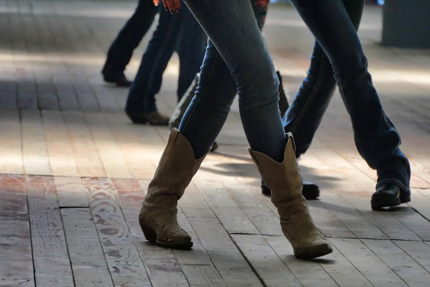 Menschen in Jeans und Cowboystiefeln