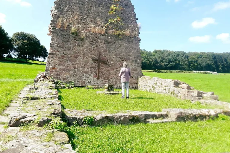 kleine Kirchenruine mit einem Holzkreuz