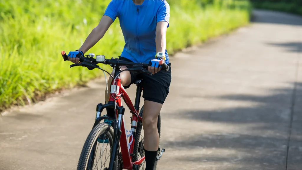 Eine Frau auf einem Fahrrad