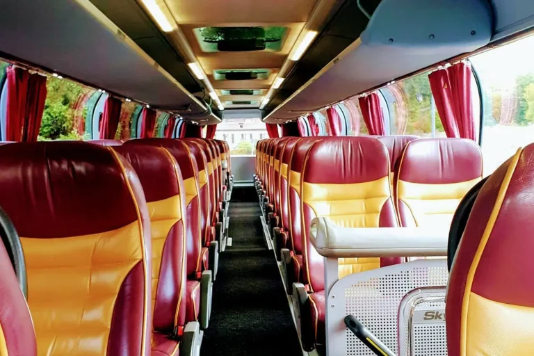 Innenraum eines Reisebusses mit gepolsterten Sitzen