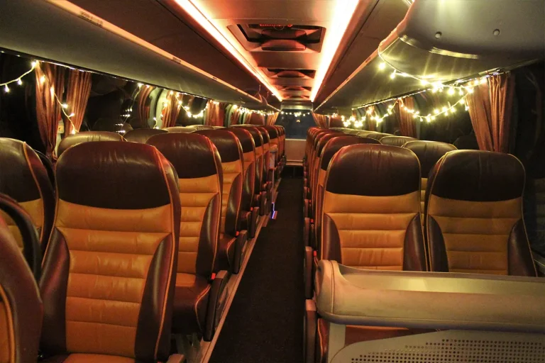 Innenraum eines Reisebusses, obere Etage