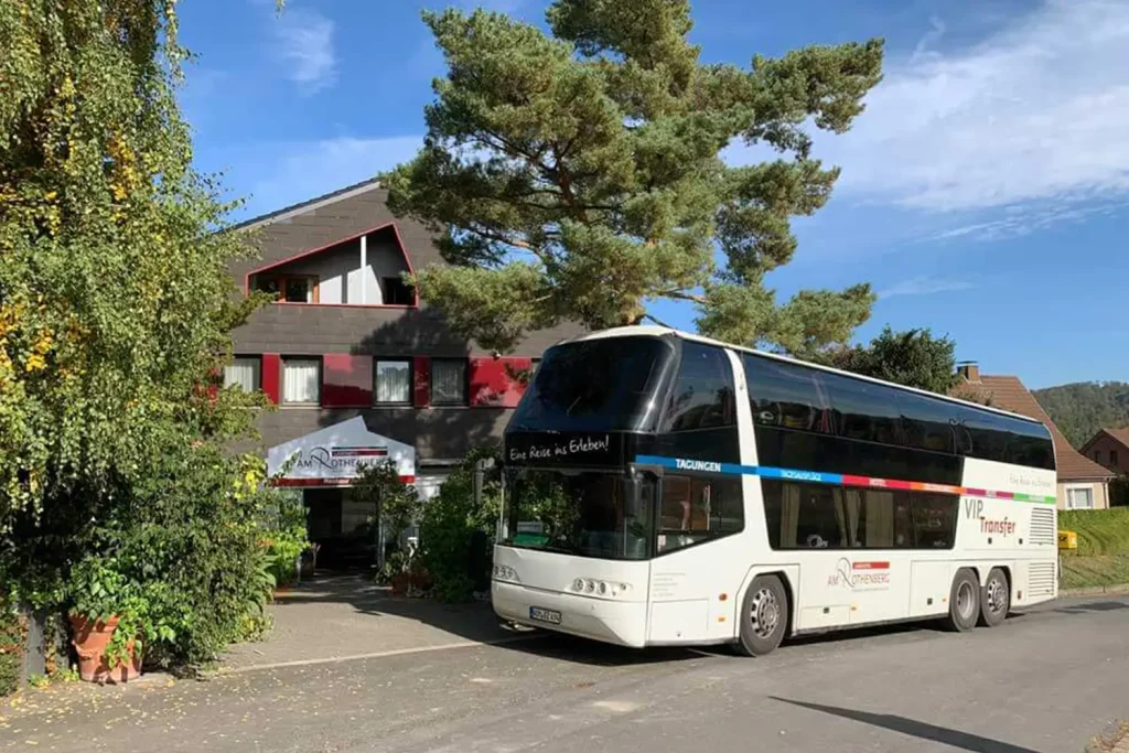 Ein Doppeldecker-Reisebus vor einem Hoteingang
